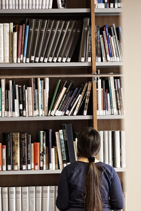 ragazzi e la biblioteca